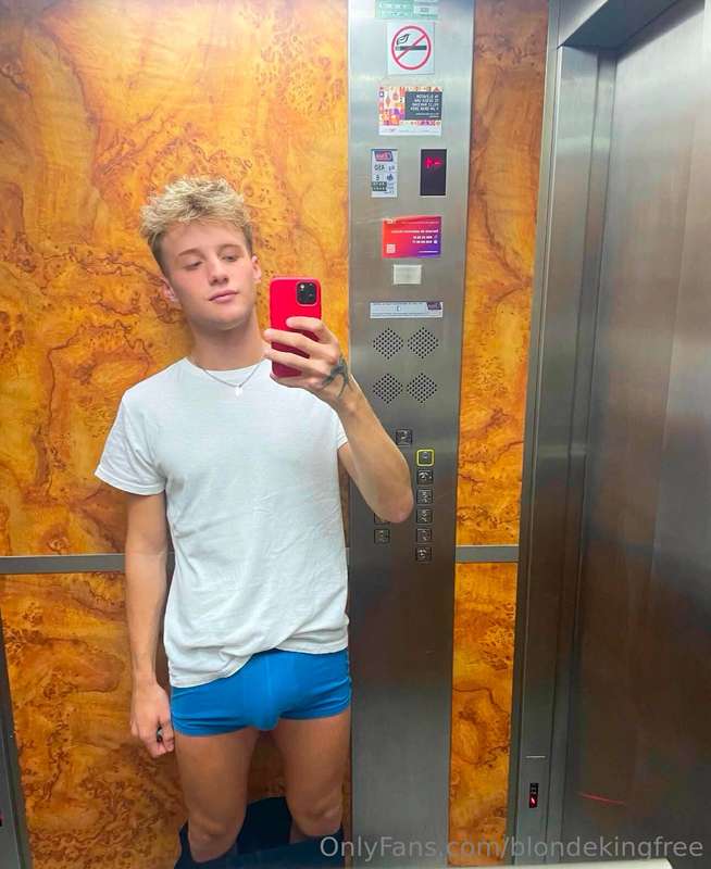 This twinkie boy @blondeking21 is the REAL KING of cumshot 🥵..