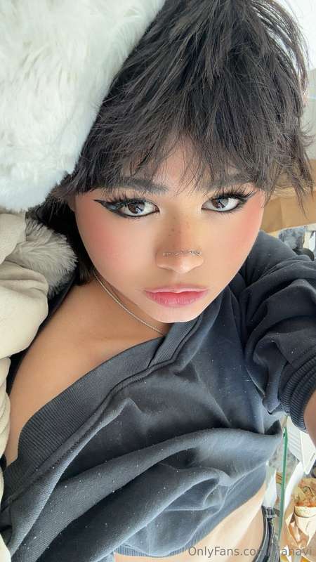 just finished my makeup, do u like it? :] sometimes I wonder.. 1