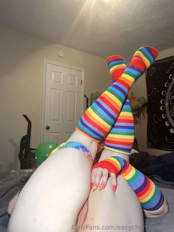 Clown footjob? 🤭 4