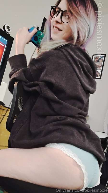  Need a player 2 for... things 😏 Are you game? 🕹️ #emo #nerd.. 3