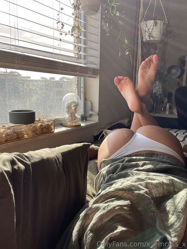 Feet lovers??? Comment if you’d worship them. (snaps)