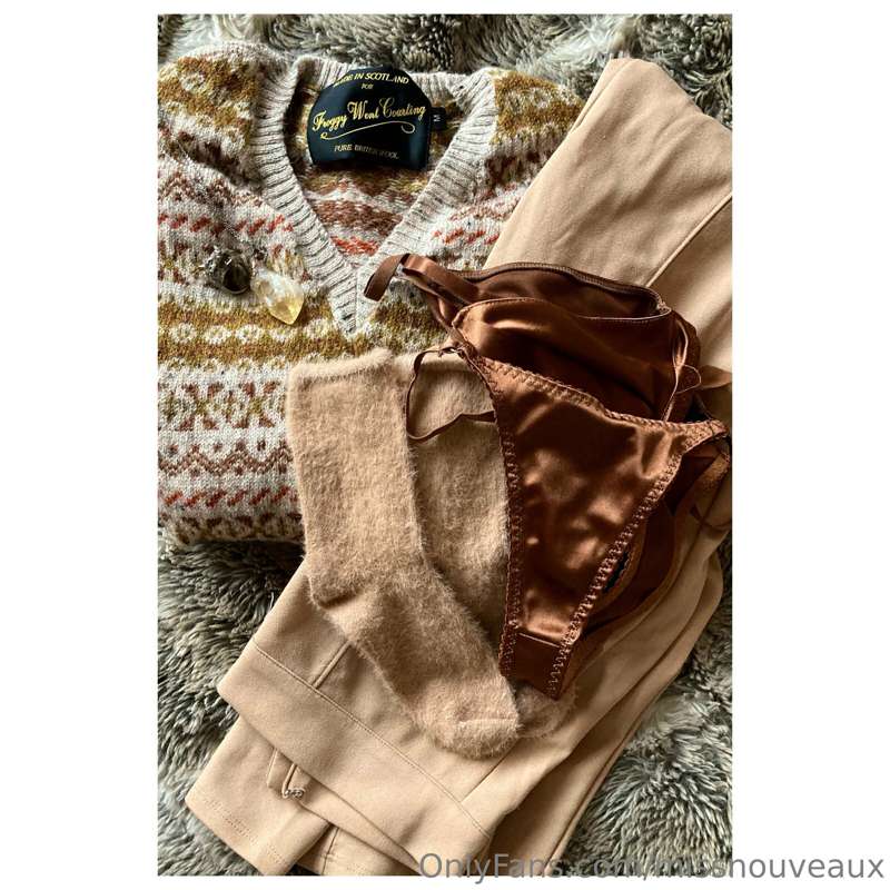 Todays outfit consists of cosy knitwear and fluffy socks… au..