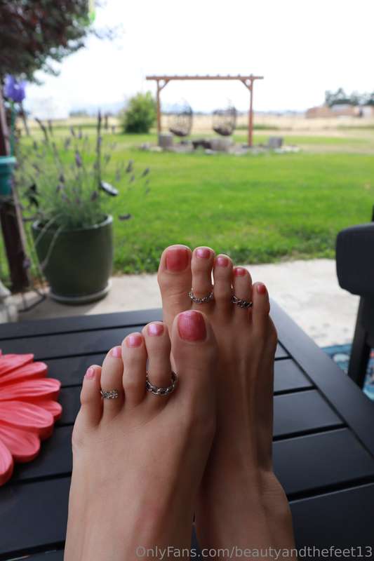 Does your girl know you gotta thing for these pretty toes? 6