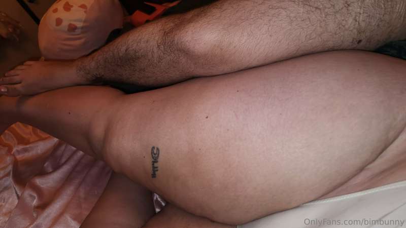 Holy FUCK!!!!!!!! My feeders leg looks TINY next to mine! I'..