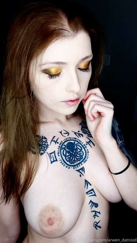 I am the queen bee~♡ More pics soon! 1