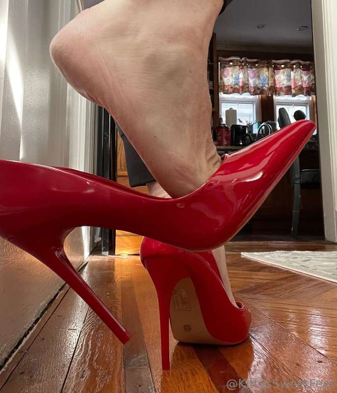 The allure of dangling red stiletto pumps lies in the tantal.. 9
