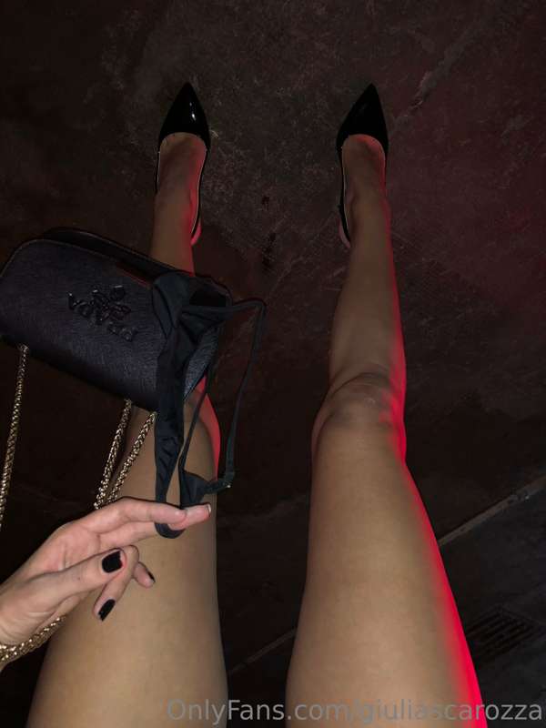 Ginocchia sbucciate e senza mutandine🥵
Secondo voi cosa sarà..