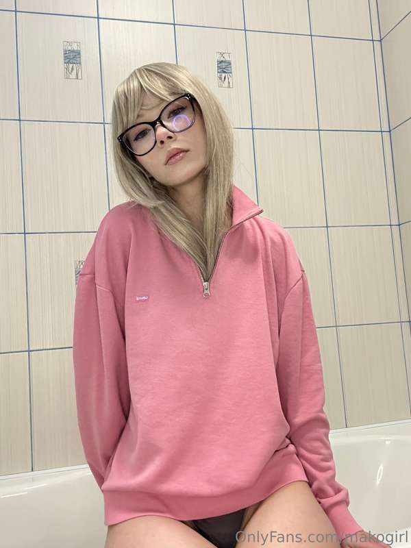 Nice sweater? or should I take it off?💕
