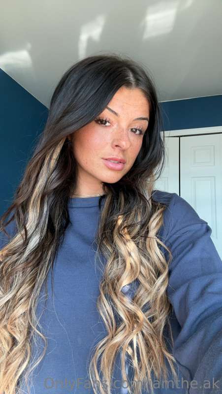 hottest bitch 💙