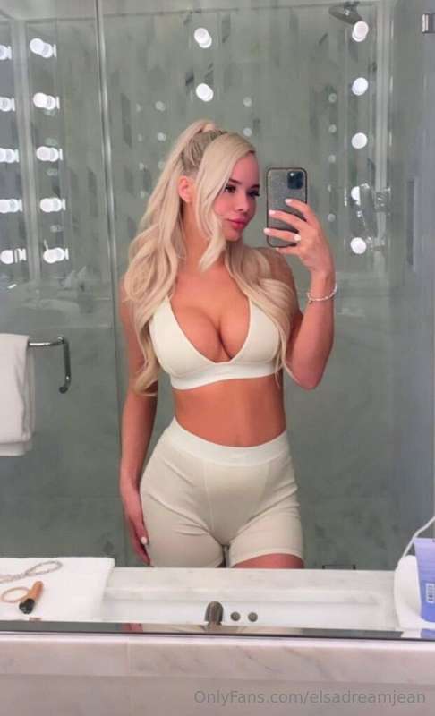 Yayyy I’m getting ready for my live show! See you sexies sup..