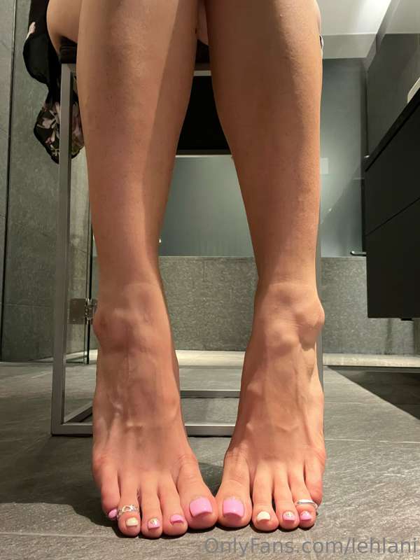 I see why u guys love my feet, they are so pretty 😻