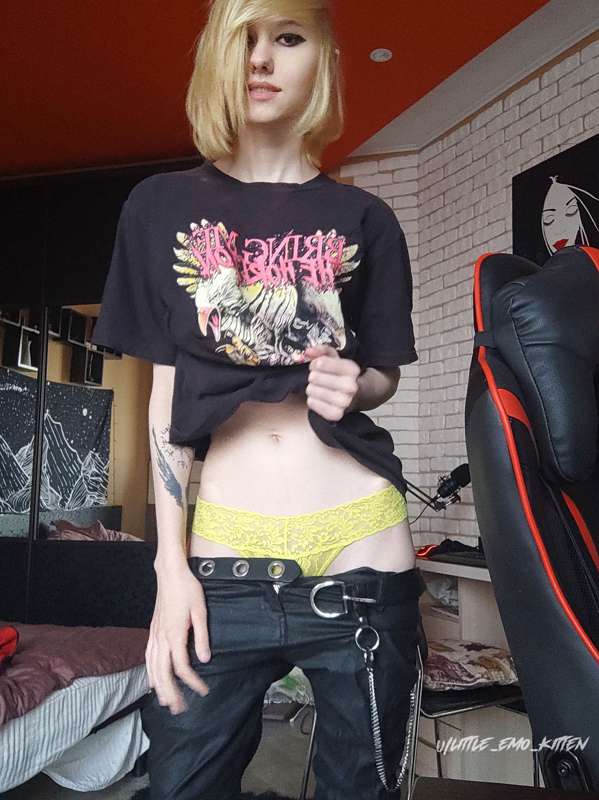 this BMTH t-shirt is like my favorite emo top, unfortunately.. 4