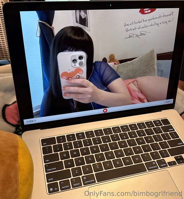 did someone ask for slutty macbook selfies? 