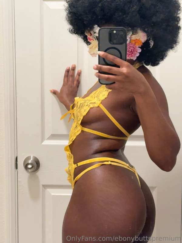 Be honest daddy, does yellow look good on me? 😏☺️ 1