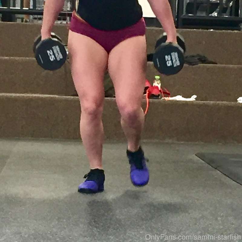 Some dumbbell lunges for the booty gains. Everytime I wear s.. 7