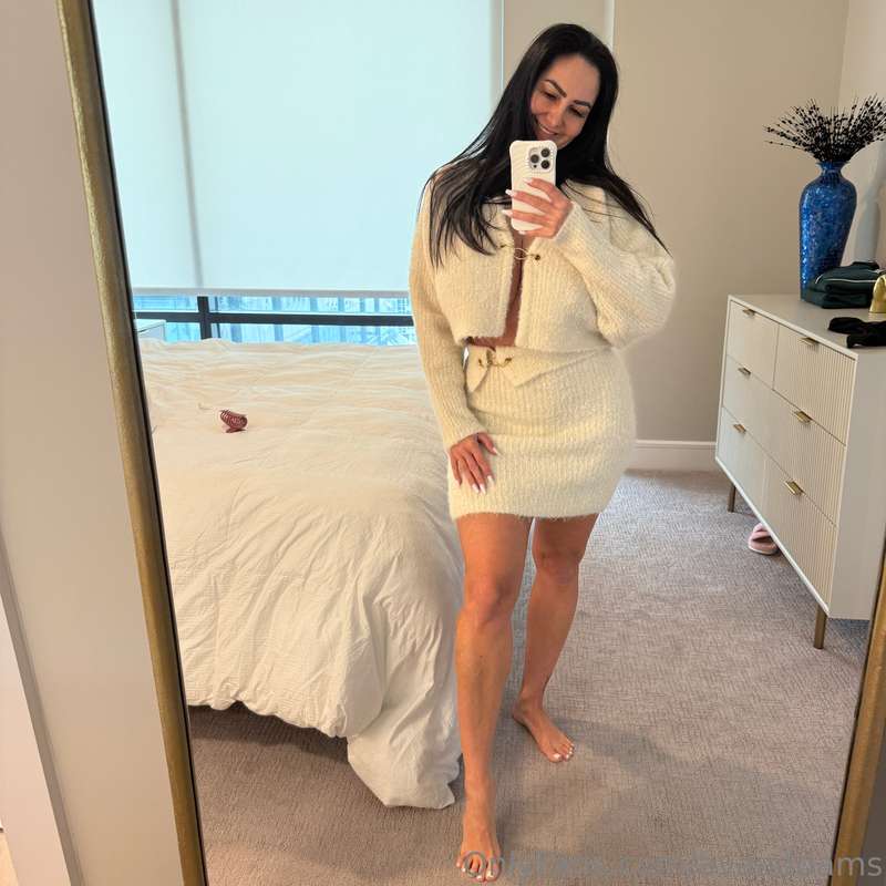 What do you think of this outfit? I think it flatters Naught..