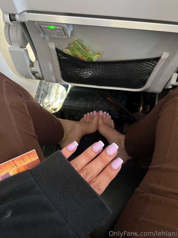 Rainbows & bare feet always on my travels 🩷 a little distrac.. 2