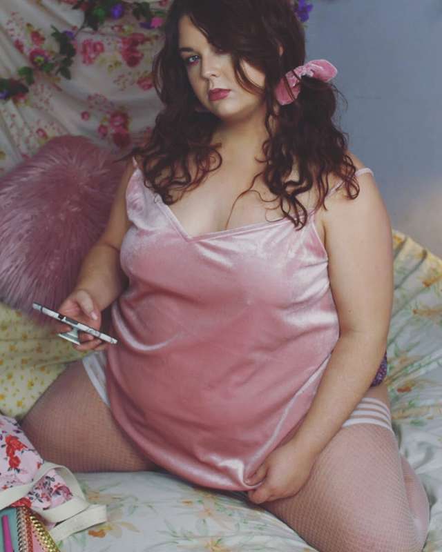 Here’s a full Photoset from my Friendzoned Virgin BFF fucker..