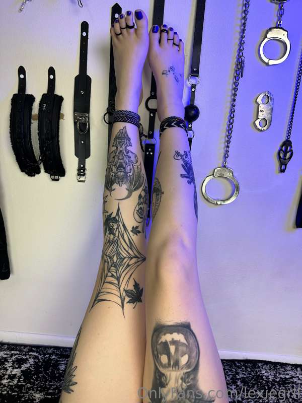 Worship all the way up and down my legs and feet 😈 1