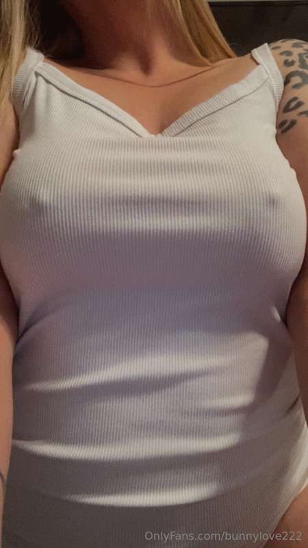 I bet you’d cum so hard all over my bouncy tits🩷Message me 😈..