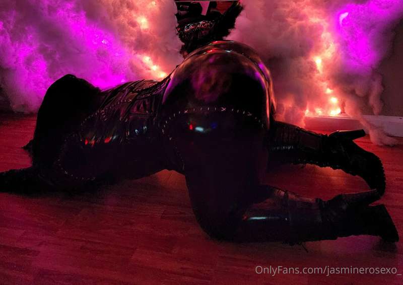 Catwoman Cosplay Photoset 🥰 not entirely sure how I feel abo.. 8