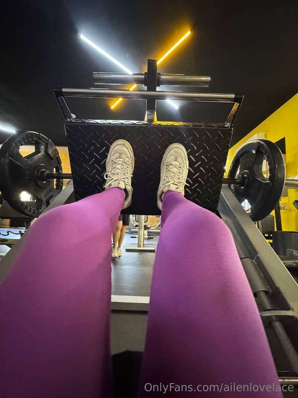 POV: me pretending I’m strong and unbothered while my legs a..