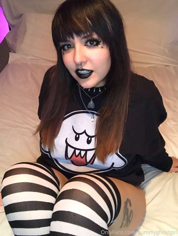 Your goth gf is feeling flirty 🖤😉 4