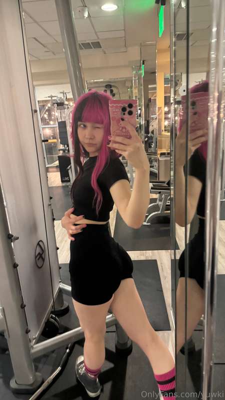 the lighting in this gym sucks at night sorry hope u can sti.. 10