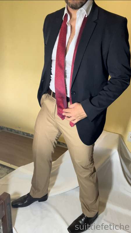 Cada vez me dá mais vontade de vestir roupa social. Gozo fác.. 24