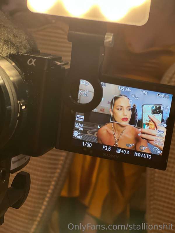 Woke up this mornin' to somebody in a video Talkin' about so..