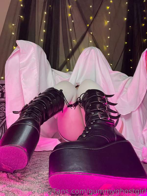 Have you ever head a ghost jiggle jiggle? 👻🖤 13