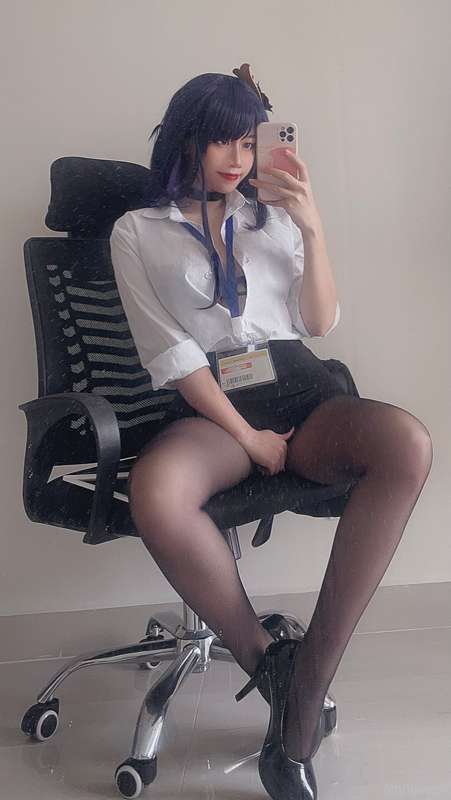 I'm posting again and it's a few free office lady Baal pics .. 1