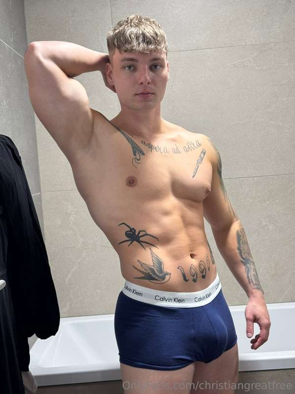 Wearing briefs but making no apologies for this bulge 😈🔥You’..