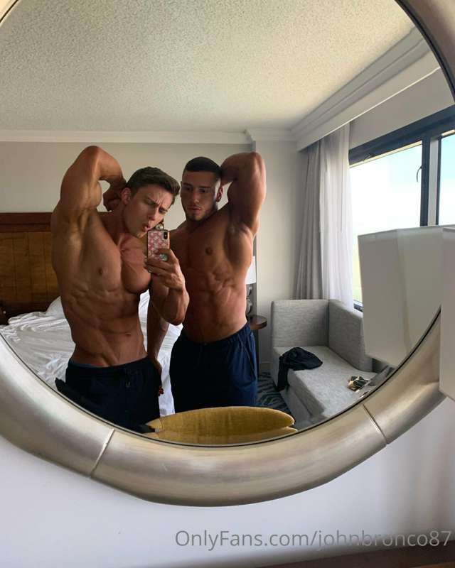 Pose down and flex off with @tysondayley !!!! I got him to s.. 2