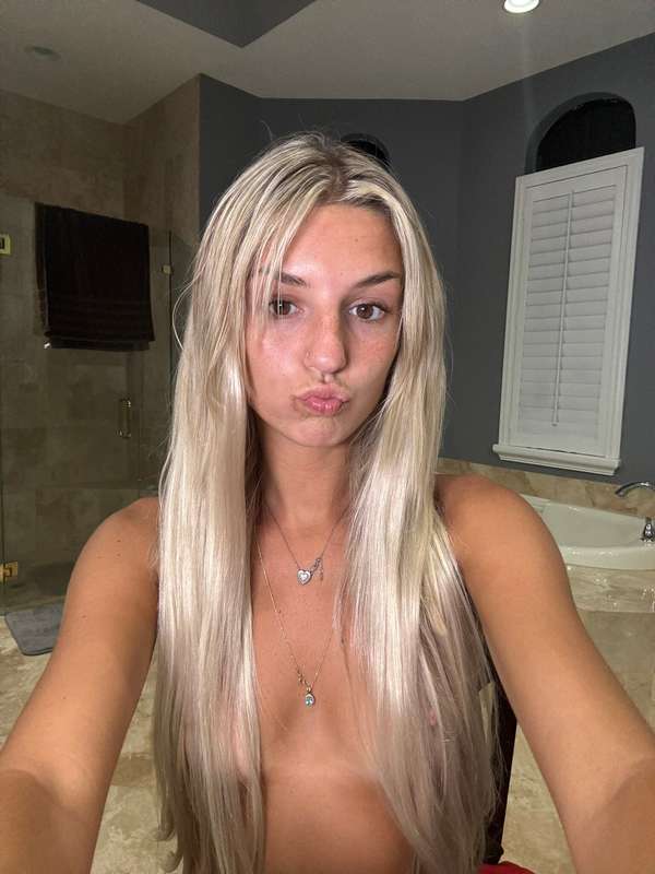 Moreambiebambii - Onlyfans - 31 Oct, 2024