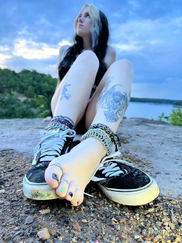 Such a great view of smelly feet 😈 1