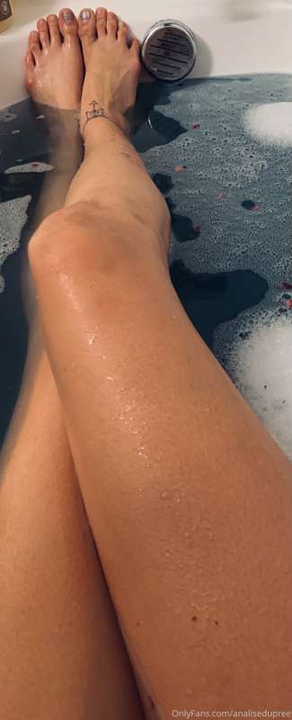 For all my feet lovers out there 🦶 😋  💕
