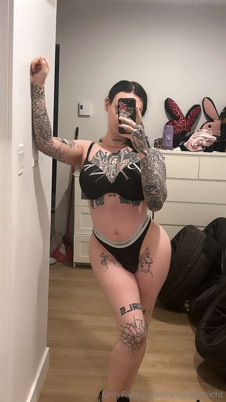 anyone up rn ? 😈😈 dm me