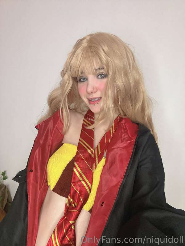Hiii, I'm Hermione, wanna see some tricks? ❣️ I can put your.. 28