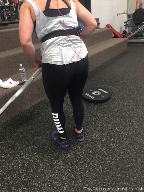 Wearing some see through yoga pants at the gym today. Everyo.. 7