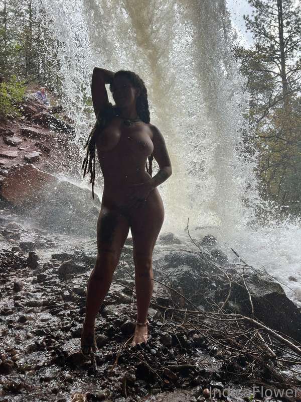 would you come on a naked hike with me? 😍🌿 12