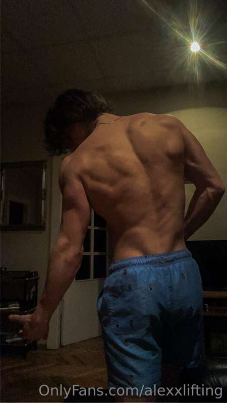 Someone please massage my back😩