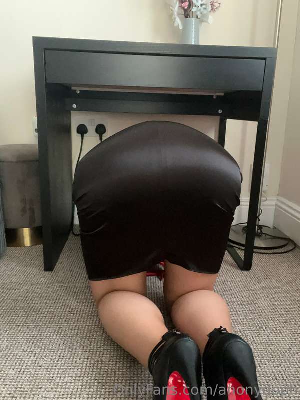 Office slut is having tech trouble... would you mind giving ..