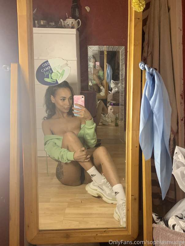 Starting with a little mirror selfie dump 🙊 4