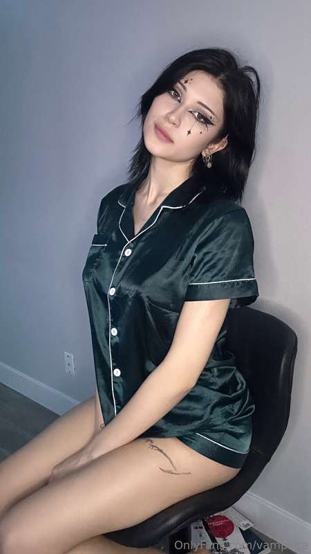 I look hot when I show my big boobs😻I think if you open thre.. 1
