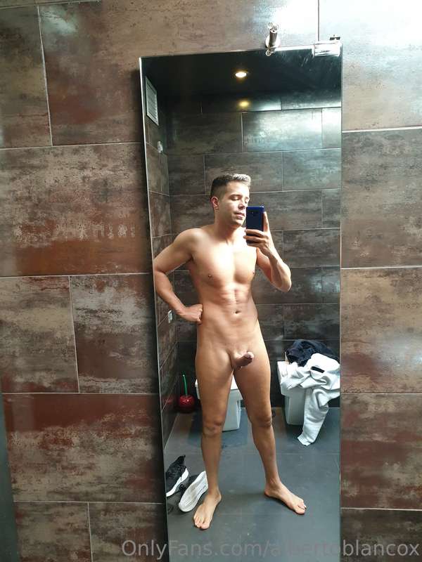 Nos mojamos?  🤫 estoy en la ducha 🙈

Let's get wet?  🤫 I'm i..