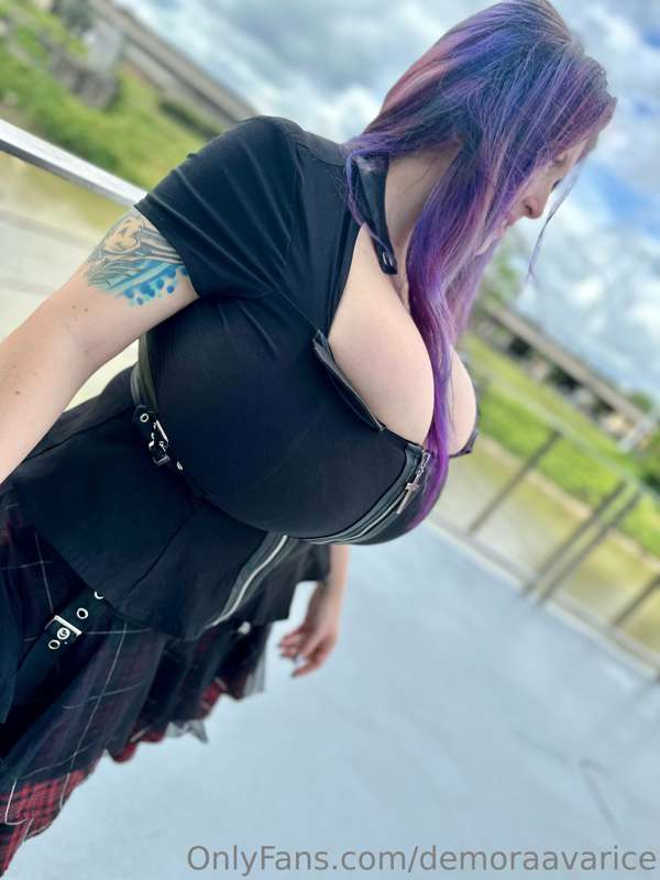 Some out and about ones near a (very) dirty river 😅. 6