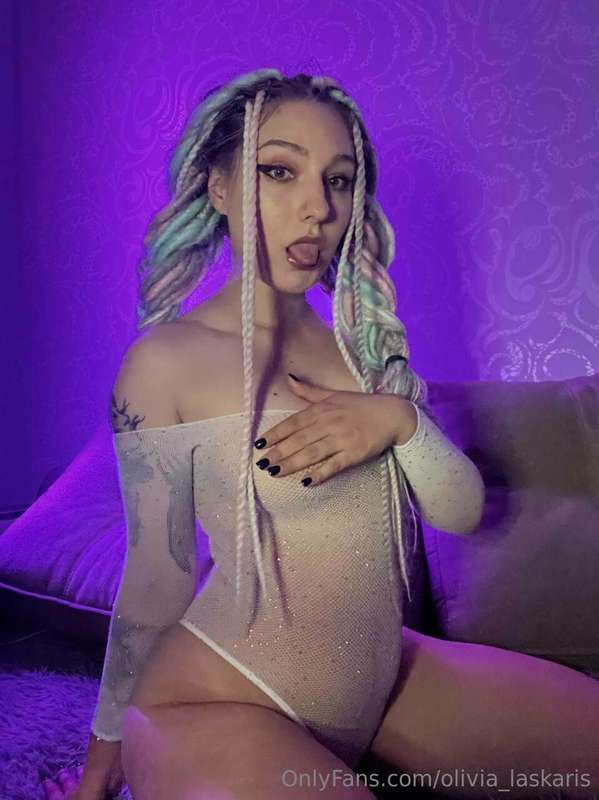 I love the lighting in the room, does the color purple turn ..