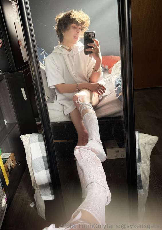 I’m just a lil guy 🥺 pls be kind I know I’m chronically late.. 17