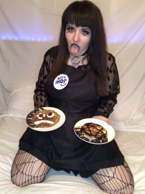 Hi, I’ll be your waitress at Goth IHOP 🥞🖤 11